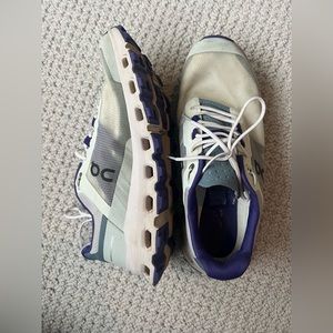 OnCloud women’s shoe with blue and purple